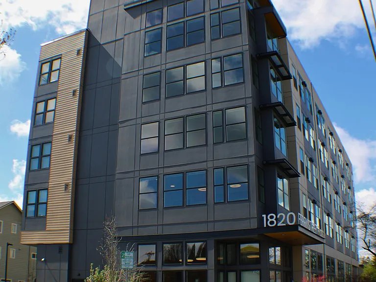 Ferry Street Flats - Modern Studios and Lofted units right by campus! — Photo 16