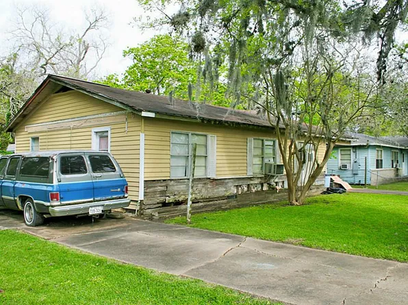 132 Lakewood Dr, Clute, TX 77531