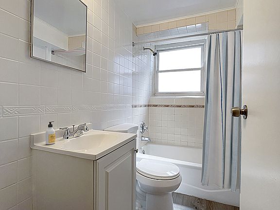 3rd image of 6005 Yosemite Dr APT 5