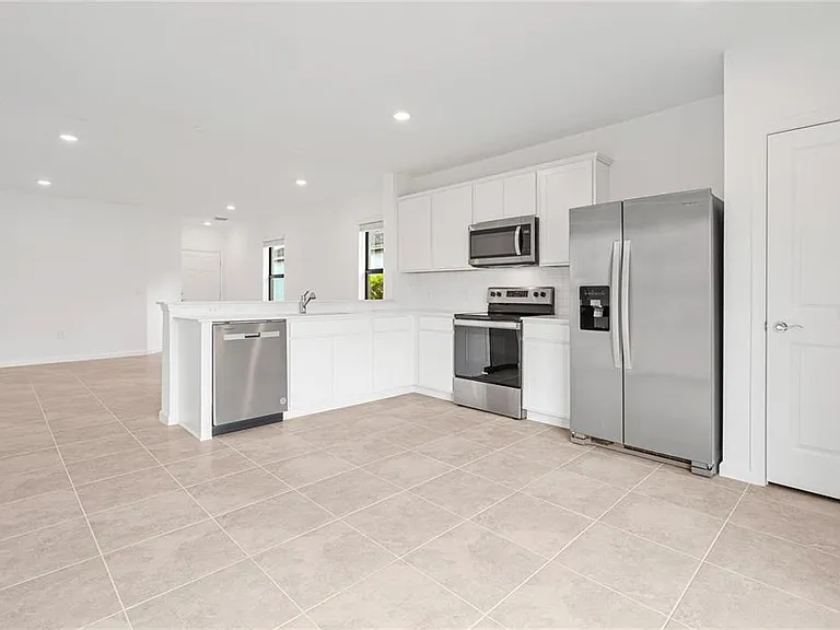 6560 Silverstar Dr — Photo 3