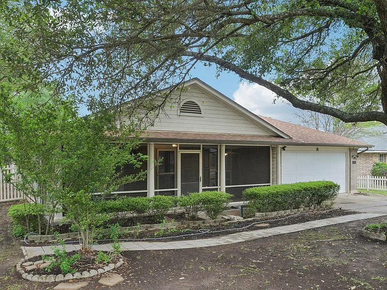 1300 Leah Ln — Photo 3