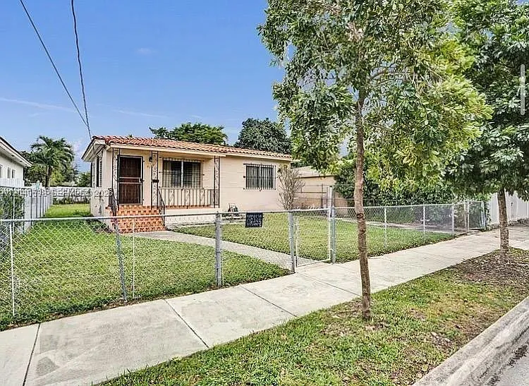 831 NW 21st Ct — Photo 2