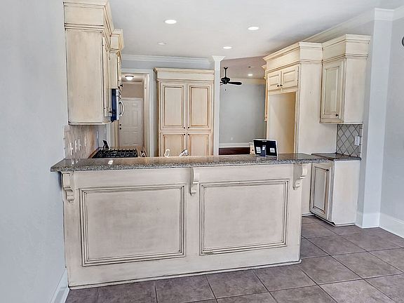 5th image of 605 Calistoga Dr