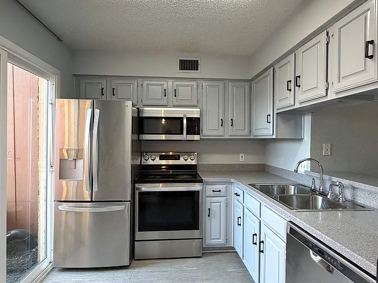 4233 Madera Rd #4 — Photo 8