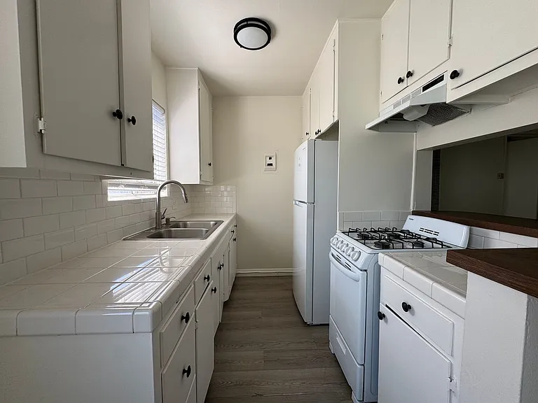 626 E Chevy Chase Dr #15 — Photo 5