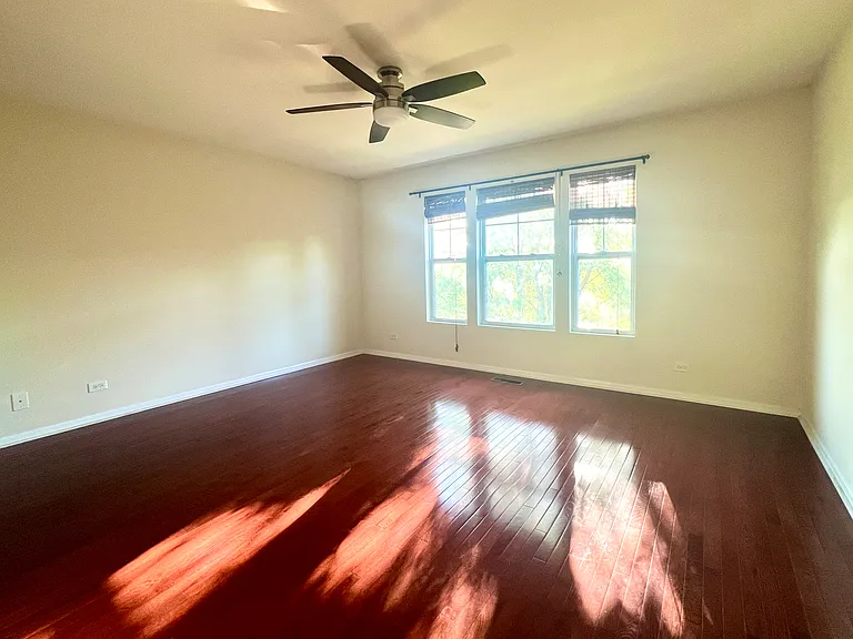 546 Grosvenor Ln — Photo 9
