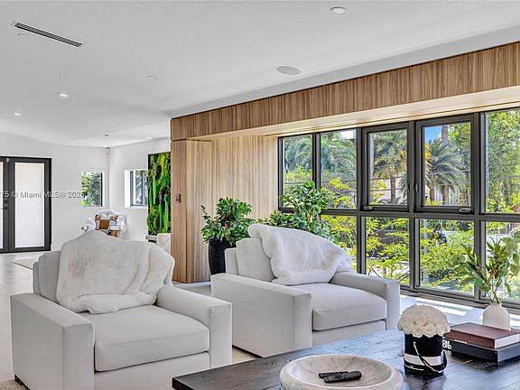 4th image of 1351 S Venetian Way