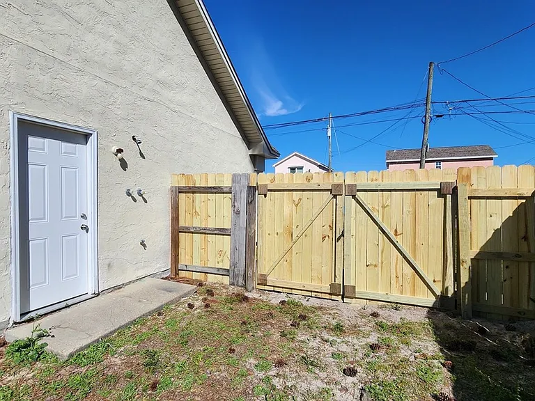2318 Beech St — Photo 3