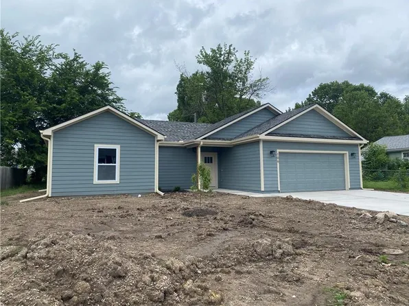 106 E Walker Dr, Harrisonville, MO 64701