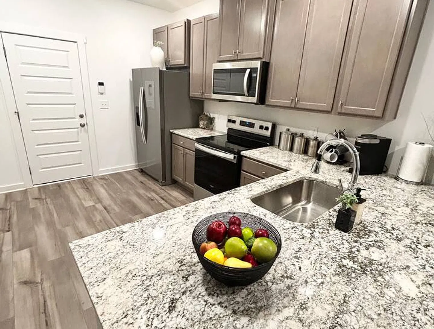 3 bed, 2.5 bath, $3,487 — Photo 4