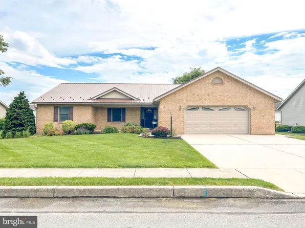 60 Parkwood Dr, Greencastle, PA 17225