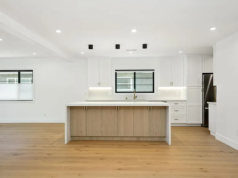 5743 Natick Ave — Photo 4