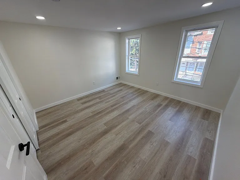 128 Hanford Pl — Photo 8