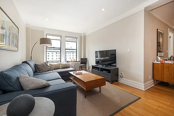 その他 STREET 05 2009 No.213 Tower ditching Third Avenue address for 'prestige' moniker