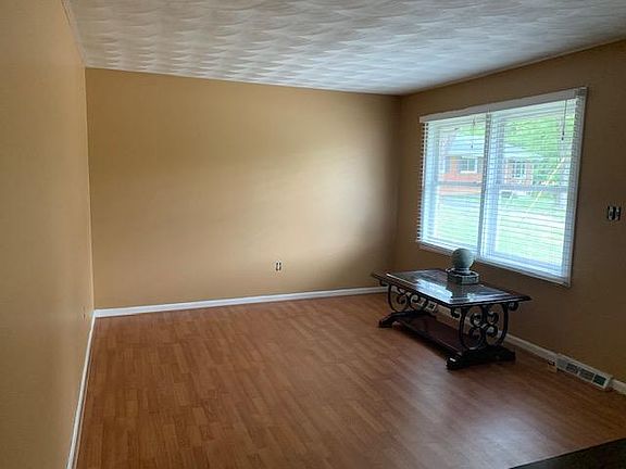 4th image of 848 Pinewood Dr NW