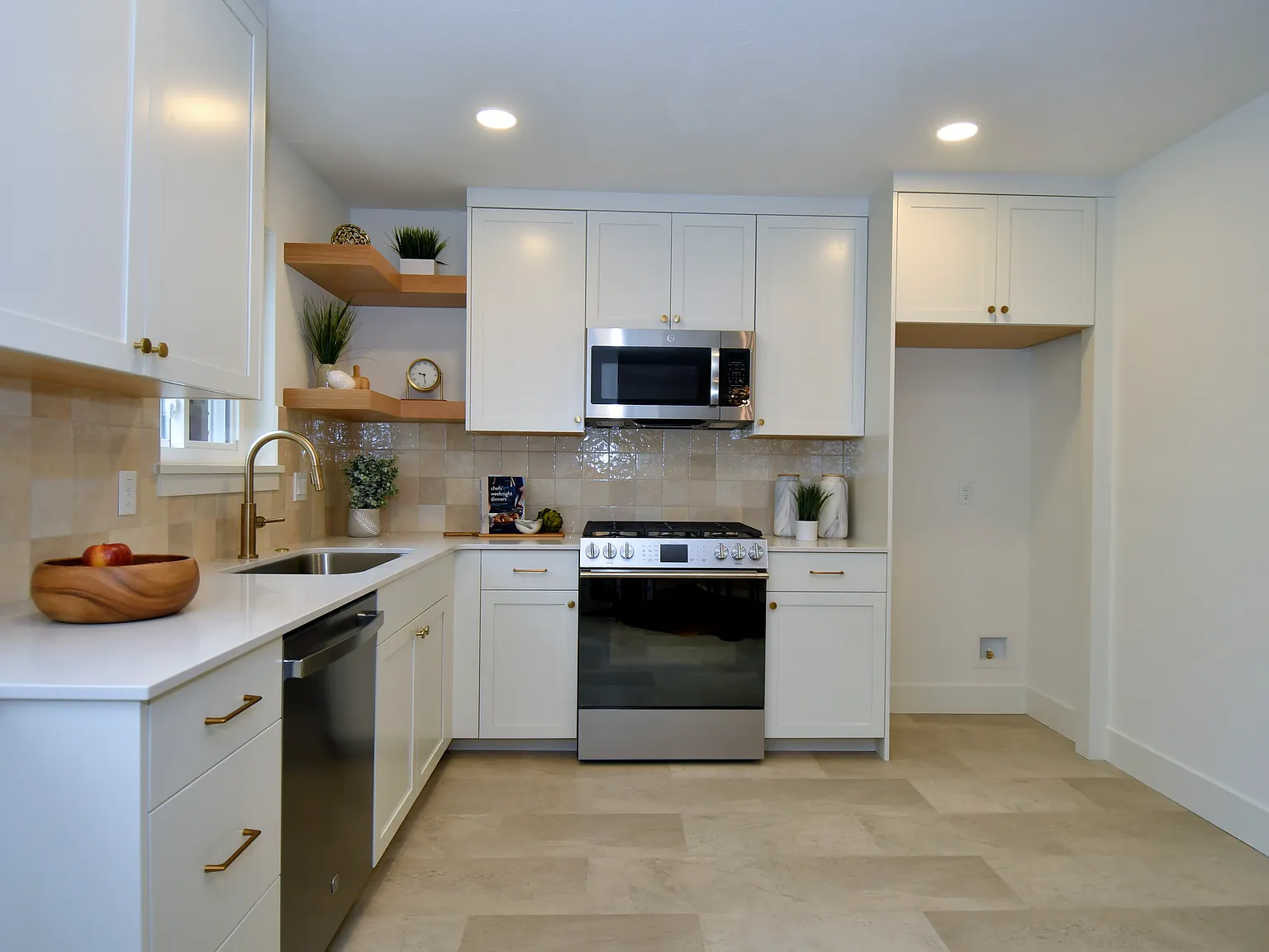4 bed, 2000 sqft, $3,299 — Photo 4