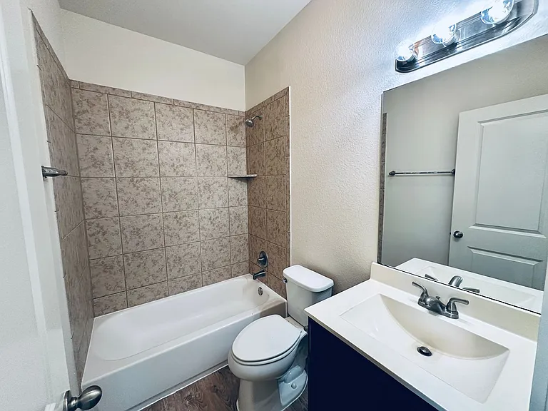 2216 Creekside Ln — Photo 32