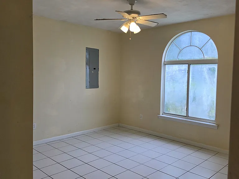 925 Dent St — Photo 9
