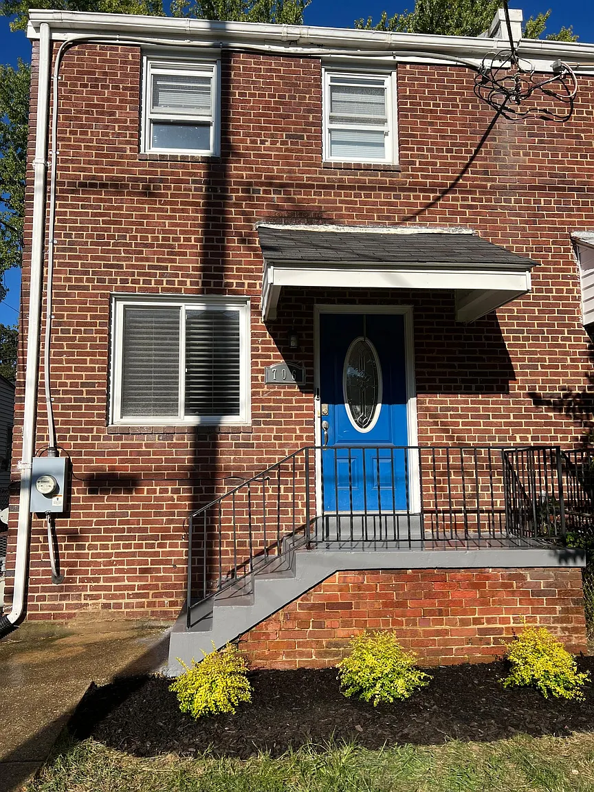 706 Burns St SE photo 1
