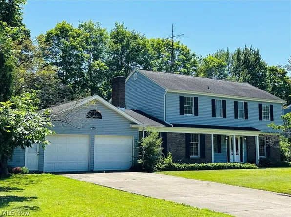 8420 Carriage Hill Dr NE, Warren, OH 44484