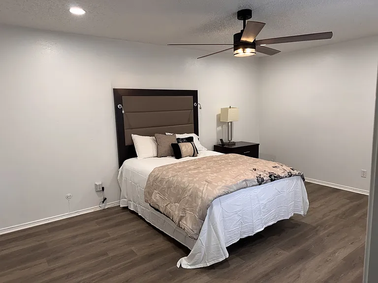 525 Towne House Ln — Photo 9