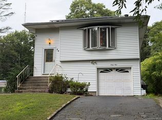 49 Midvale Ave, Farmingville, NY 11738