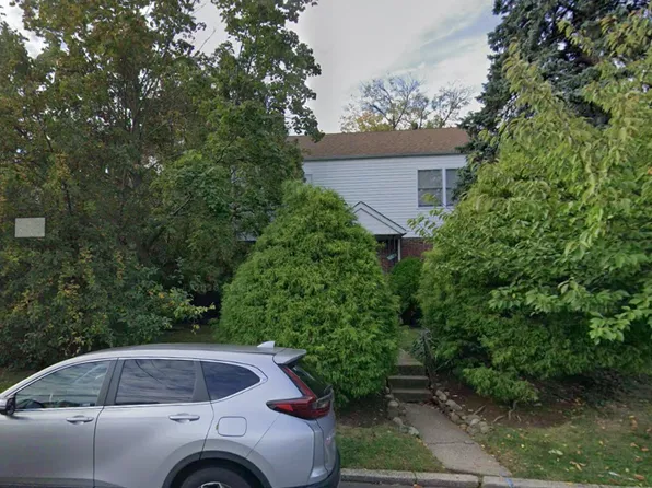 86 Maiden Ln, Bergenfield, NJ 07621