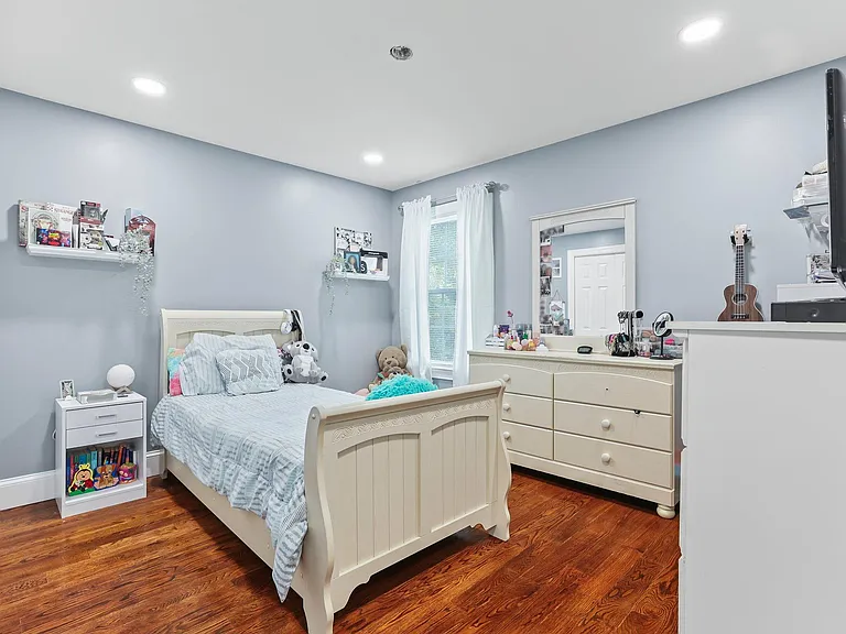 234 Howell St — Photo 23