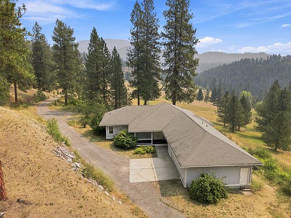 3rd image of 379 Aladdin Rd