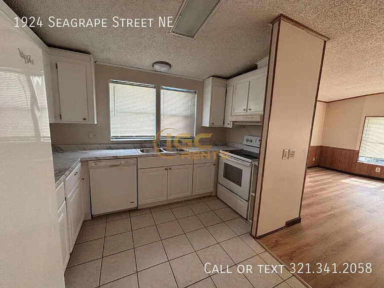 1924 Seagrape St NE — Photo 8