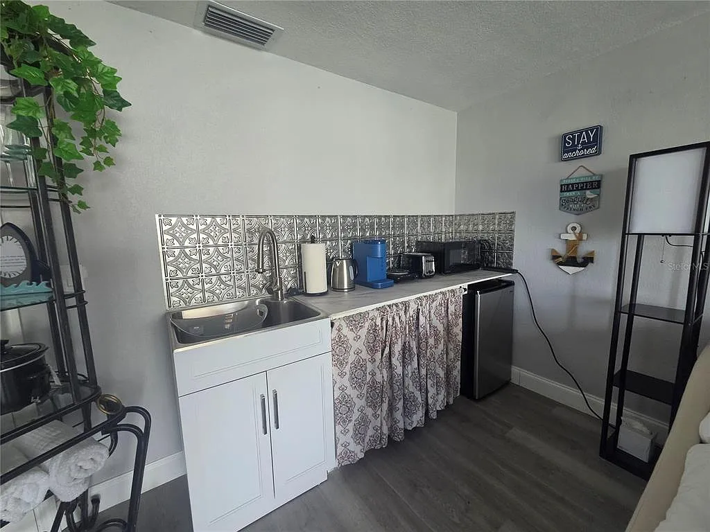 Studio, 1.0 bath, 450 sqft, $250 — Photo 4