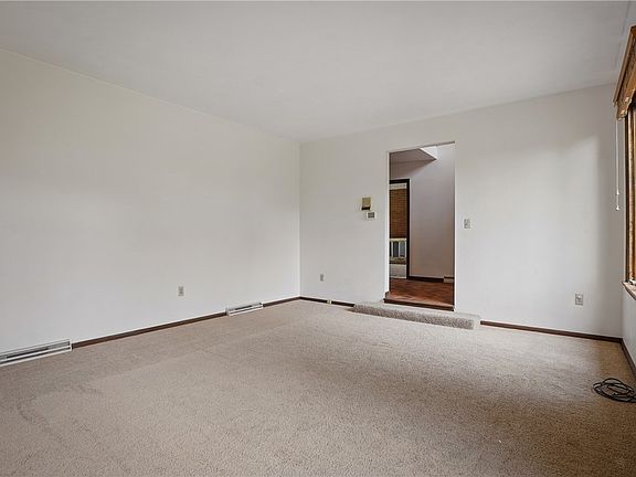5th image of 94 Nancy Ln N