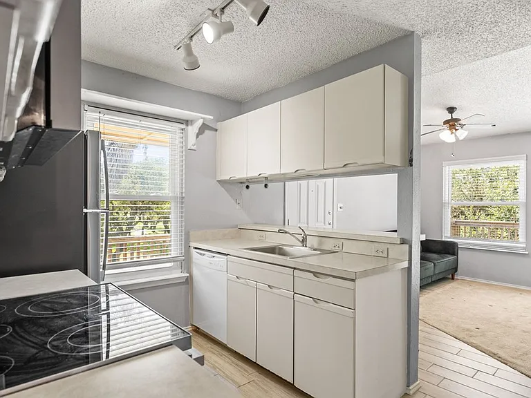 221 Marion Dr #D-201 — Photo 5