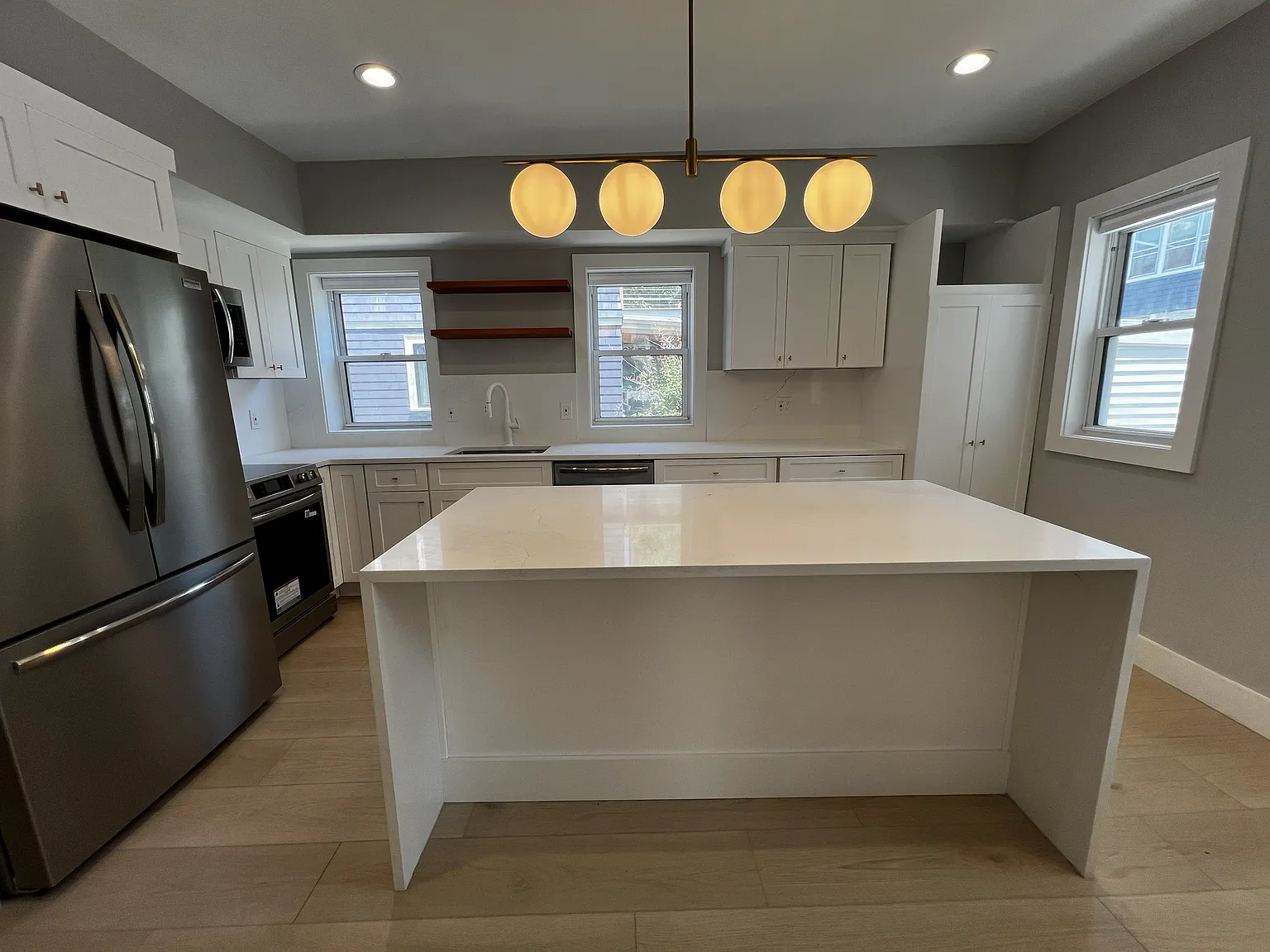 4 bed, $5,800 — Photo 1