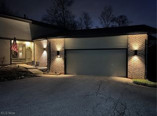 6923 Woodwalk Dr #39, Brecksville, OH 44141