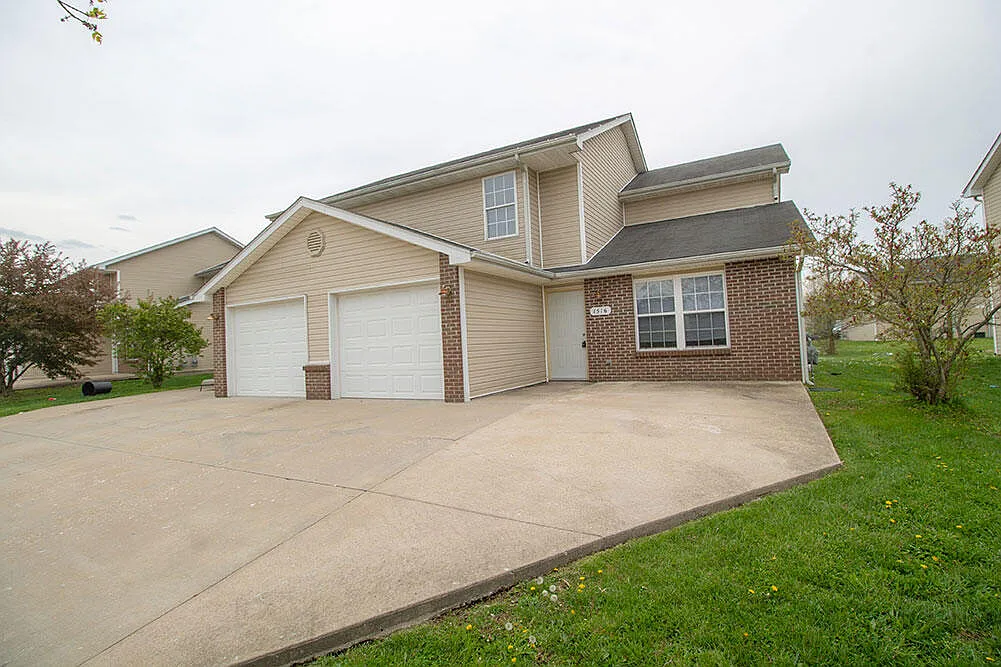 4 bed, 3.0 bath, 1402 sqft, $1,495 — Photo 1
