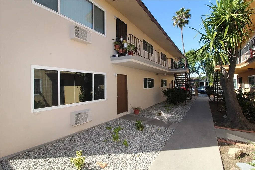 2 bed, 750 sqft, $2,400 — Photo 2