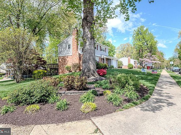 3rd image of 6526 Greenview Ln