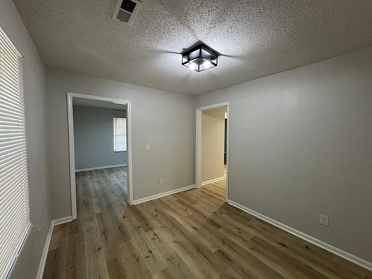 2109 Albany St — Photo 8
