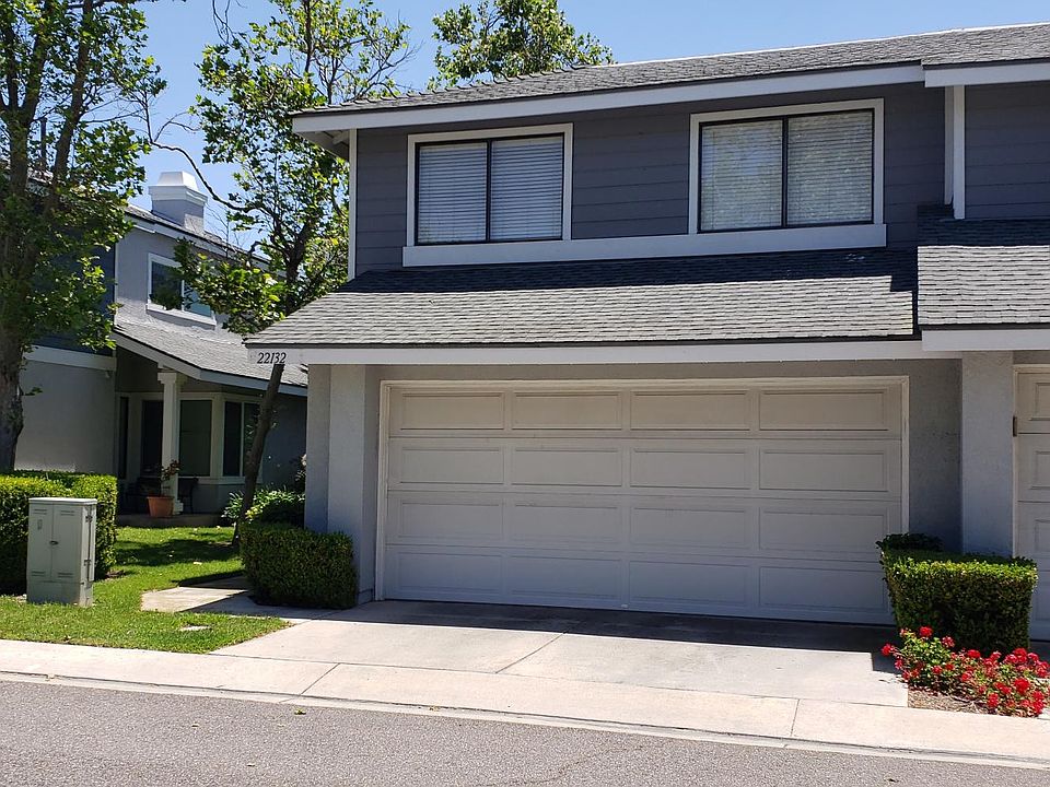 Quiet end unit with no one above or below, only one common wall. Attached two-car garage. Conveniently located within the charming neighborhoods of Lake Forest.