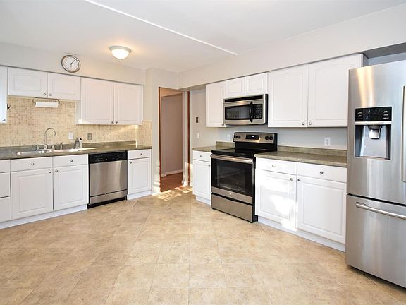 5th image of 8751 Wicklow Ave