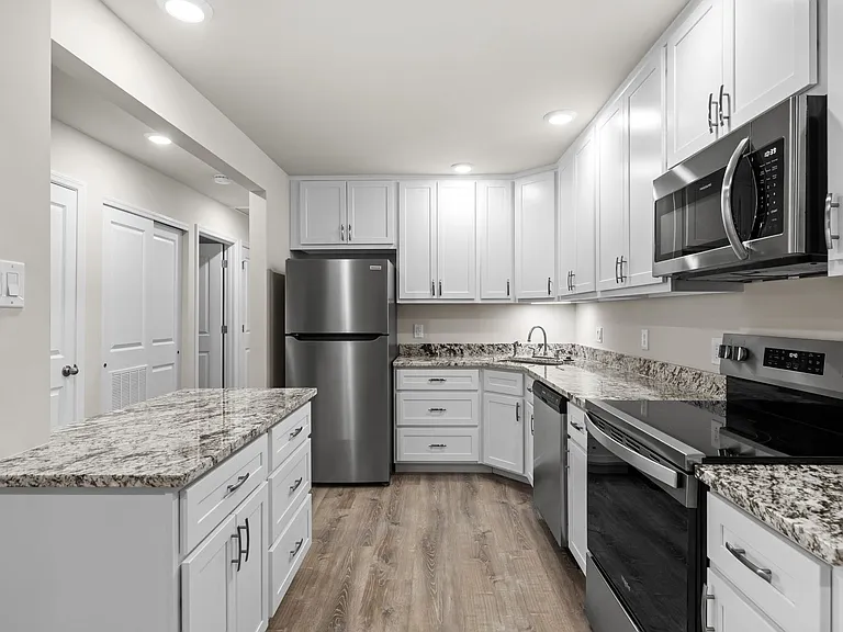 Sherman Square Apartments — Photo 25