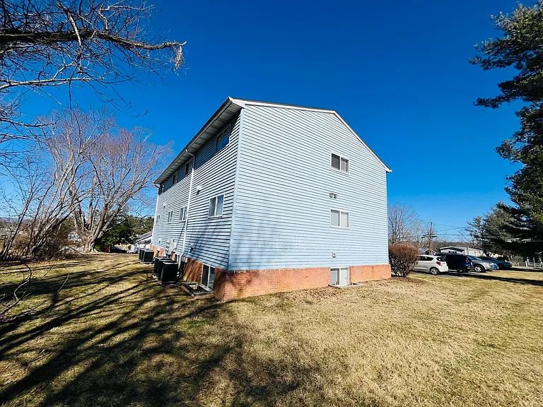 3 Bedroom, 2 Bath Apartment — Photo 7