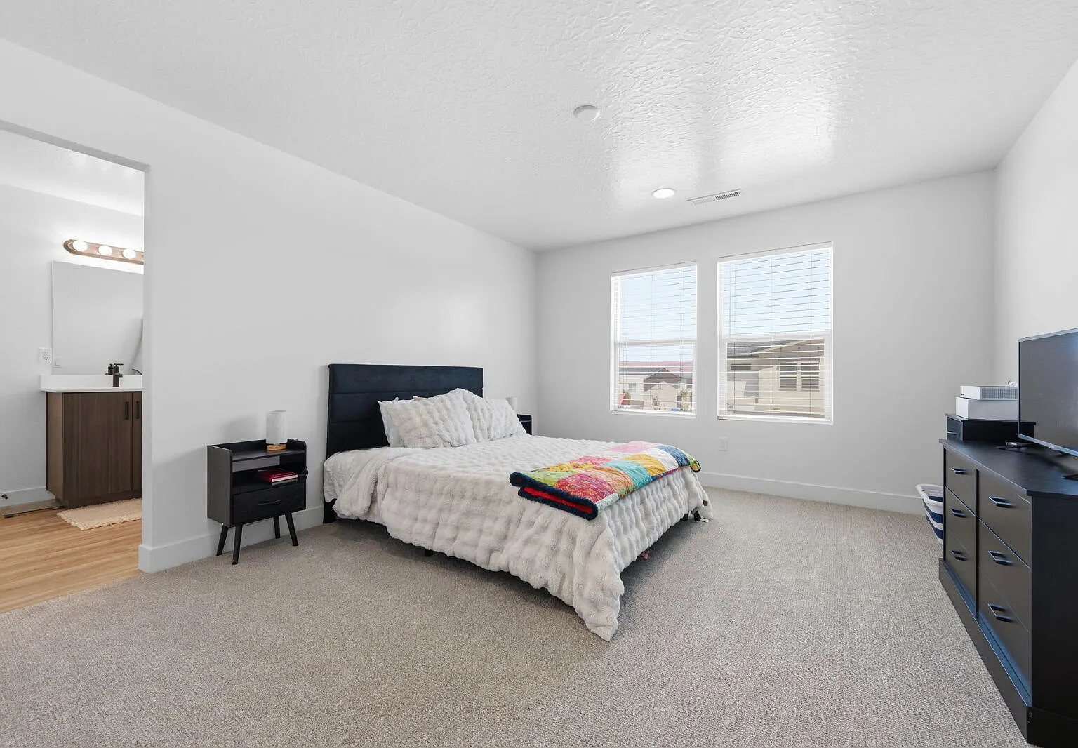 4 bed, 2.5 bath, 1739 sqft, $2,100 — Photo 2
