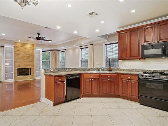 3rd image of 829 N Woodlawn Ave