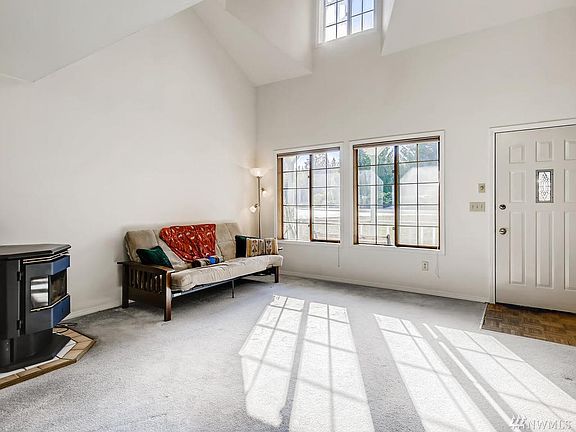 A high vaulted ceiling in the living room gives a feeling of a lot of space. Stay warm in the cooler months with the pellit stove.