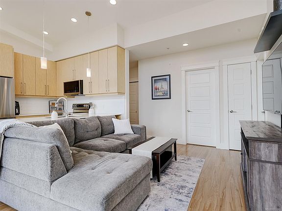 4th image of 7161 Saanich Rd #401