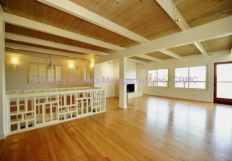 225 California Ave — Photo 3