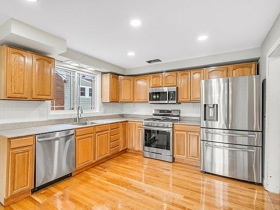 3rd image of 387 Lawrence Rd