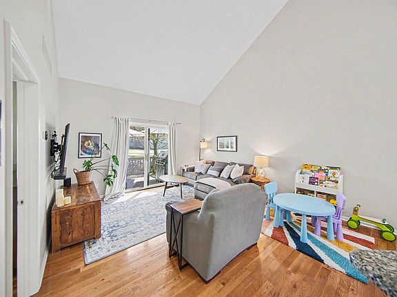 4th image of 2067 Liberty Hts